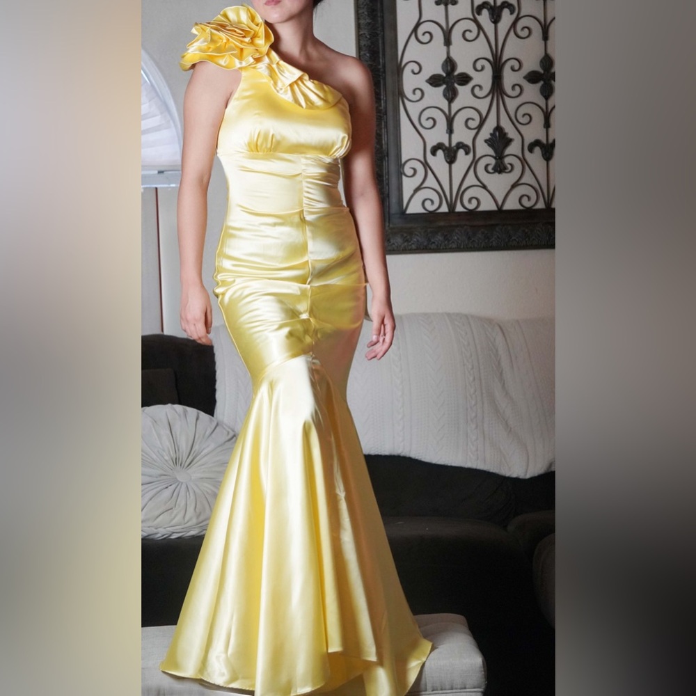 Yellow Beautiful Mermaid Gown • Off Shoulder • Prom/Homecoming